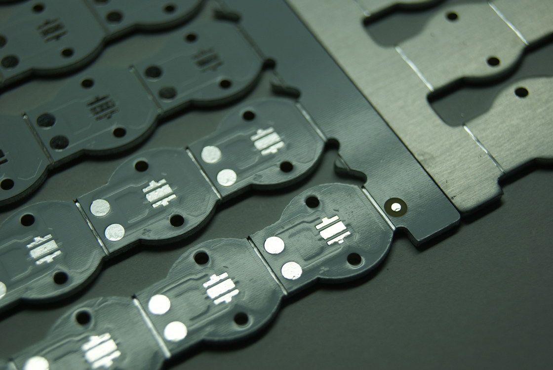 PCB de metal de alta condutividade térmica com tela de seda branca e ponte de tela de seda de 0,1 mm min para gestão térmica